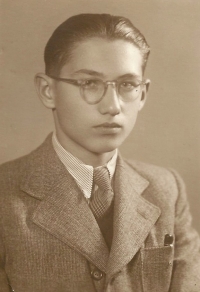 Miroslav Hegenbart ve 13 letech v roce 1940 jako student gymnázia