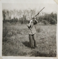 Ladislav s puškou, dobová fotografia.