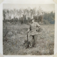 Ladislav s puškou, dobová fotografia.