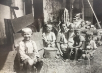 Přebírání brambor na dvoře v Bohdalci, bratři Miloslav a Josef s maminkou Ludmilou