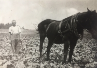 Otec Rudolf Kotík se svým koněm při práci na poli