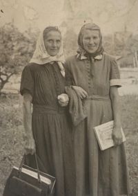 pamätníčka Margita ako mladé dievča (vpravo)