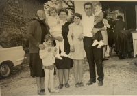 Margita Duchová s rodinou (v strede)