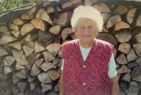 Margita Duchová ako dôchodkyňa doma na dvore