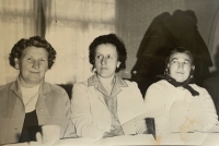 pamätníčka Margita v kolektíve kamarátok (vľavo)