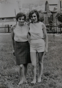 Jiřina Srncová (vlevo) se sestrou Blaženou na zahradě domu ve Šluknově, polovina 70. let 20. století