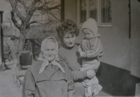 Jiřina Srncová (uprostřed) s maminkou Barborou Klonfarovou a dcerou Hanou před domem rodiny Srnců v Boršicích u Blatnice, polovina 60. let 20. století 