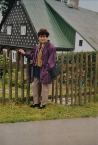 Jiřina Srncová před domem, ve kterém vyrůstala, Šluknov, polovina 90. let 