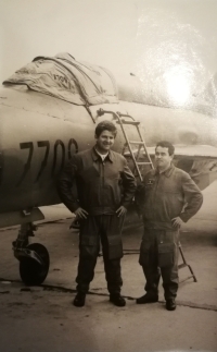 Jozef with a colleague in front of a fighter jet