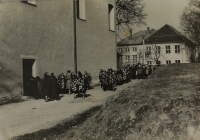 Pohřeb maminky Františky Pavlíkové (v pozadí škola v Jedlí)