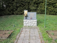 Pomník v místě popravy tří odbojářů v Jedlí dne 10. července 1944