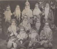 Bohumír Procházka nahoře uprostřed, Trpaslíci, školní divadlo ZŠ Libáň, kolem roku 1952