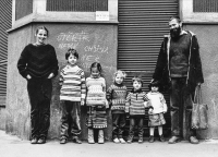 Martina a Štěpán Špinkovi s dětmi (zleva Adam, Marie, Tereza, Jan, Kareřina), 1991