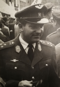 Pamätník v slávnostnej uniforme