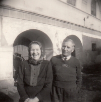 Josefovi rodiče před jejich domem v Chotiněvsi
