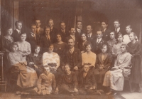 Boratínští v roce 1925, matka Anny Vlkové druhá zleva, druhá řada (stojící u židle)