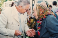 Shledání po více než šedesáti letech při návštěvě českých rodáků - ukrajinská žena z Boratína si českého boratínského rodáka Chudobu pamatovala 