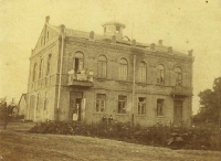 Mlýn v Boratíně, fotka z roku cca 1910, kdy budova sloužila jako společenský dům a ubytovna