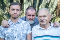 Pavel Peška se svým synem Petrem a vnukem Mishou ve svém domě v Germistonu, duben 2021
