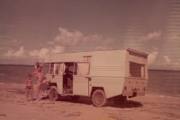 Pechoušovi s dalšími krajany a dodávkou u moře, 70. léta