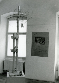 Model žižkovského vysílače, který byl na konci vernisáže zapálen Ivanem Vavříkem