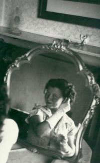 Hana Dvořáková před maturitním plesem v barrandovské vile