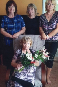 Oslava 80. narozenin, Júlia Hlavatá s dcerami