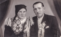 Svatební fotografie rodičů – Markéty Konopíkové a Jakuba Přibka z Draženova (asi rok 1940)