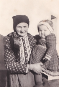 Babička Dorota Konopíková a sestra Anna Přibková (provdaná Valášková) v roce 1942