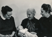 S prababičkou Srukovou z Písku a oběma babičkami, 1959