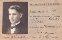 Otec pamětnice Robert Váňa na snímku na legitimaci z vojenské akademie