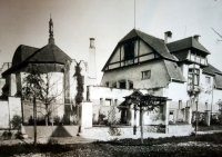 Suchardova vila s ateliérem ve své původní podobě, postavená podle plánů architekta Jana Kotěry. Ateliér je nyní přestavěný na obytný dům