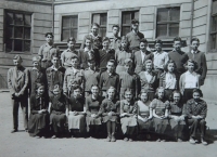 Anna Vyoralová (třetí zprava v dolní řadě) na školní fotografii