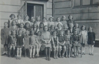 Anna Vyoralová se sestrou Janou (v dolní řadě vlevo) na školní fotografii
