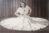 Sedmnáctiletá Růžena Vavřichová na maškarním plese v plzeňské Měšťanské besedě
