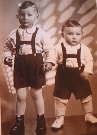 S bratrem Oldřichem Kulhánkem, Václav vpravo, rok 1943