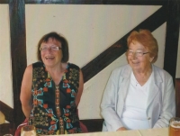 Margit vlevo na srazu střední ekonomické školy, 2006