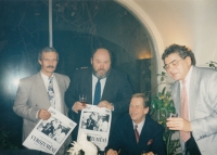 Po premiéře hry Vyrozumění, zleva Helcelet, Spousta, Havel, Dvořák, divadlo Na zábradlí, cca 1990/1991