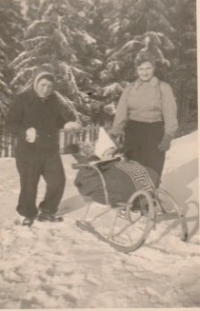 Maminka Vilemína (vlevo) s kamarádkou z Berlína, 1941