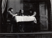 Uprostřed Viktor Spousta, vpravo Jiří Reidinger, Žebrácká opera, 1975