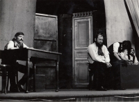 Andrej Krob u stolu, Viktor Spousta na židli, 1975