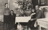 Vánoce rodiny Kirchschlagerových s pejskem a rádiem, Vrchová 1952