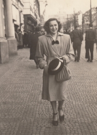 Pavlína Pešková na Václavském náměstí kolem roku 1949