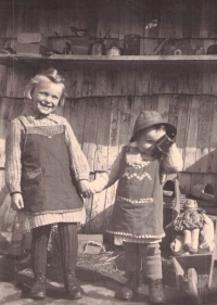 Anita se starší sestrou Annou v Loutce (1946)