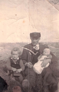 Anita Štěpánková (on the lap) with her father Eduard Král and sister Anna (1945)

