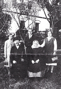 Rodina Stropkova před svým domem č. 20 v Loutce, zleva sourozenci Hermina, Jordan a Paulina, rodiče Johan a Aloisie (30. léta 20. století)