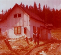 Helmut Ulowetz s matkou Hedvikou před domkem v Loučovicích (1970)