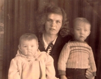 Helmut Ulowetz s matkou Hedvikou a sestrou Marianne (1946)