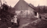 Pamětníkova matka Hedvika se sourozenci před domkem v Loučovicích (1928)