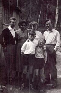 Rodina Ulowetzových – zleva Helmut, matka Hedvika, Marianne, otec Josef, vpředu bratři Josef a nejmladší Werner (cca 1960)